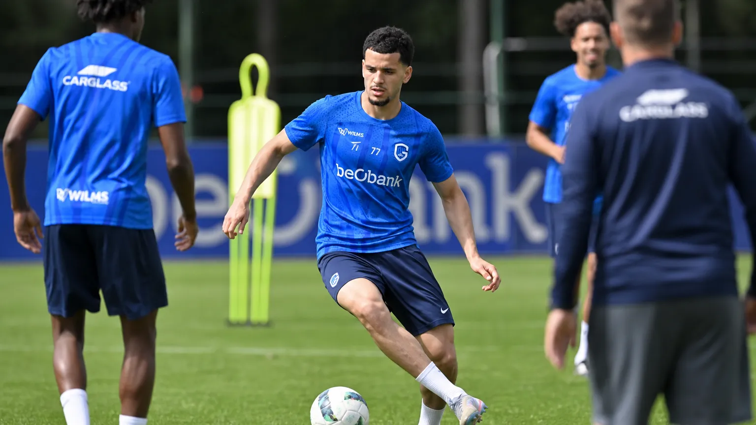 KRC Genk-context op het trainingsveld met spelers en staf tijdens de voorbereiding.