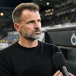 Ivan Leko in zwarte trui aan de rand van het veld na een wedstrijd van Club Brugge.