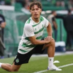 Lucas Stassin in groen-wit shirt tijdens een opwarming in een stadion.