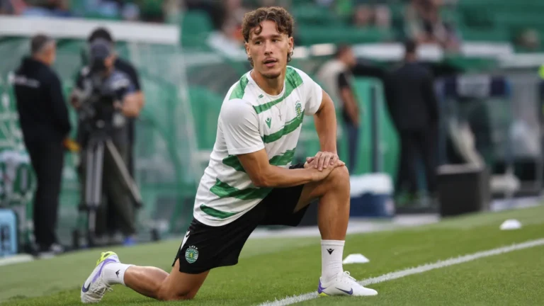 Lucas Stassin in groen-wit shirt tijdens een opwarming in een stadion.