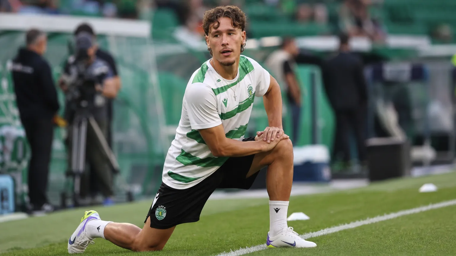 Lucas Stassin in groen-wit shirt tijdens een opwarming in een stadion.
