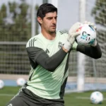 Thibaut Courtois op het trainingsveld van Real Madrid met een bal in zijn handen.