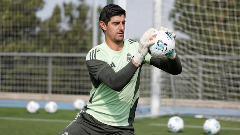 Thibaut Courtois op het trainingsveld van Real Madrid met een bal in zijn handen.