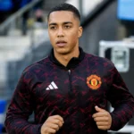 Youri Tielemans tijdens een rustige opwarming voor Manchester United in Göteborg.