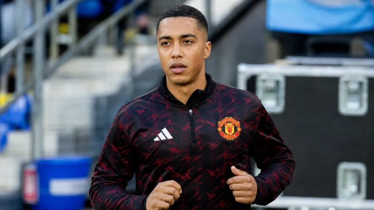 Youri Tielemans tijdens een rustige opwarming voor Manchester United in Göteborg.