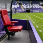 Lege technische zone met een subtiel RSC Anderlecht-bord langs het veld.