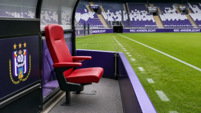 Lege technische zone met een subtiel RSC Anderlecht-bord langs het veld.