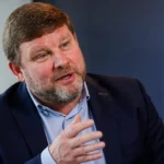 Hein Vanhaezebrouck spreekt tijdens een interview in een neutrale binnenruimte.