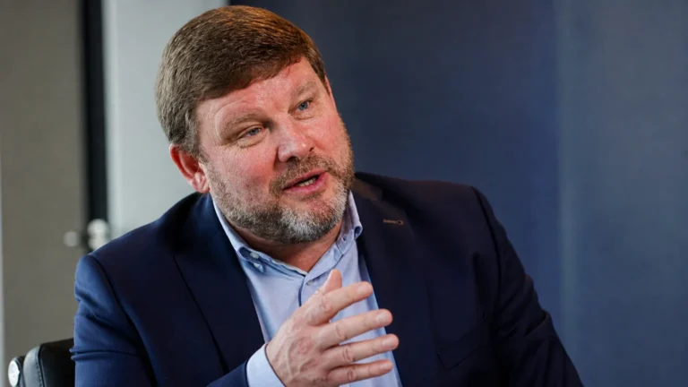Hein Vanhaezebrouck spreekt tijdens een interview in een neutrale binnenruimte.