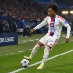 Malick Fofana van Olympique Lyon controleert de bal tijdens een Europese wedstrijd.