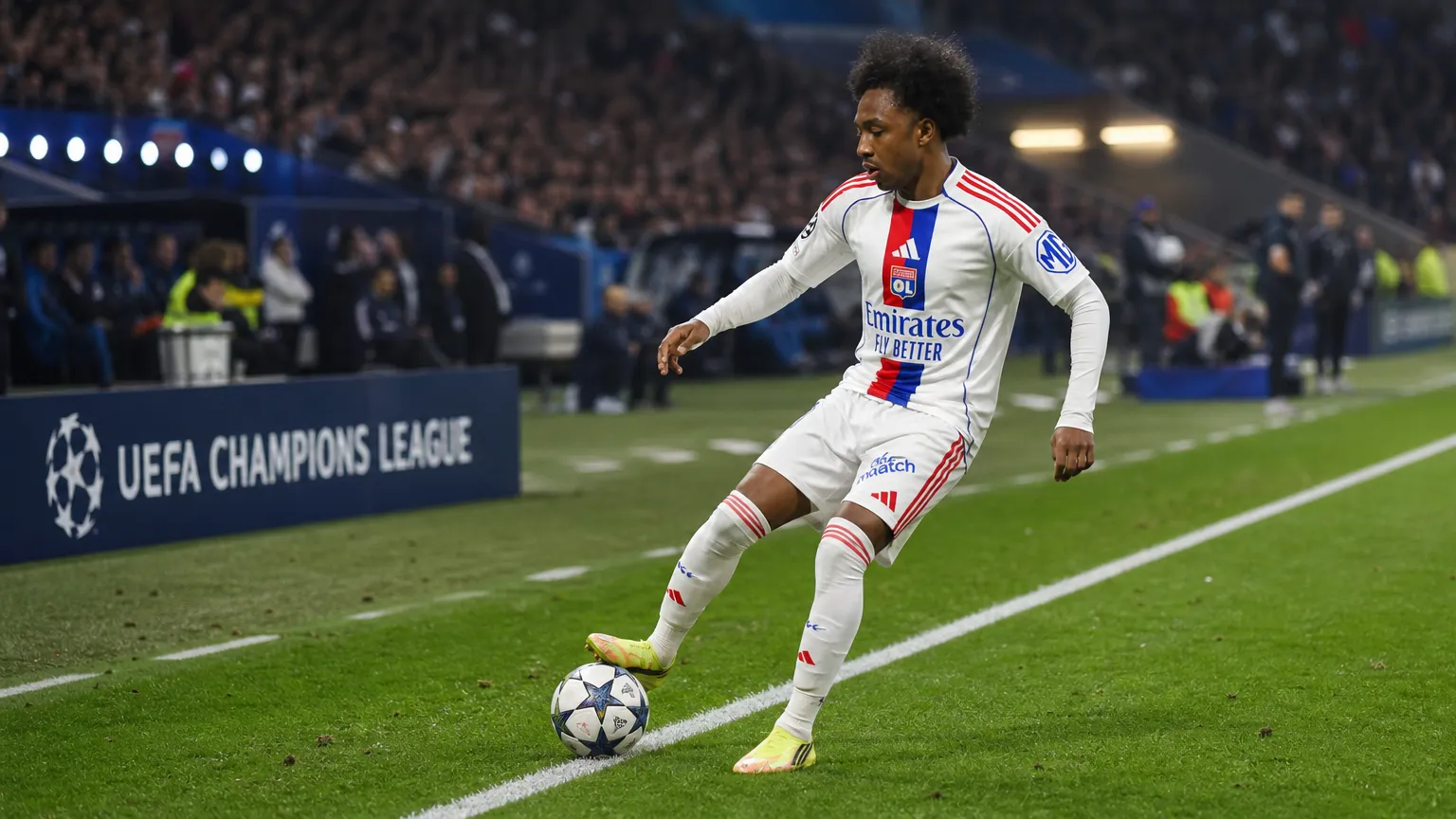 Malick Fofana van Olympique Lyon controleert de bal tijdens een Europese wedstrijd.