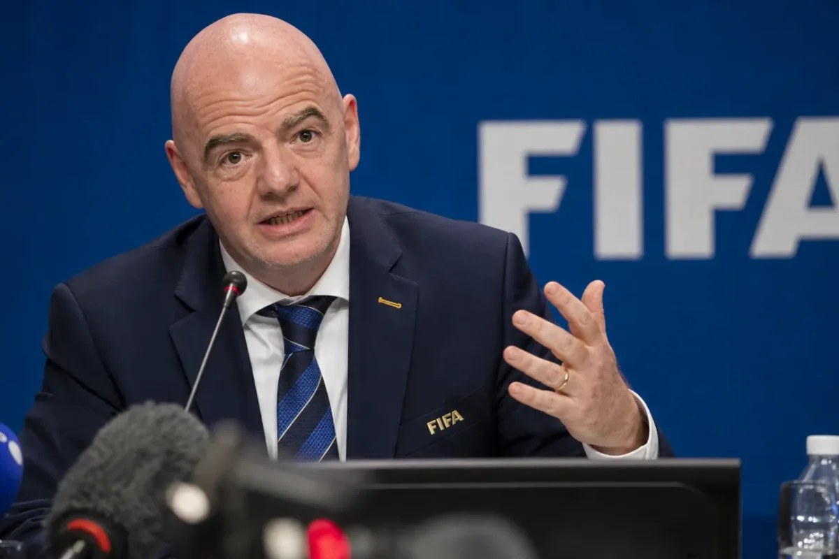 Gianni Infantino spreekt in een FIFA-persomgeving.