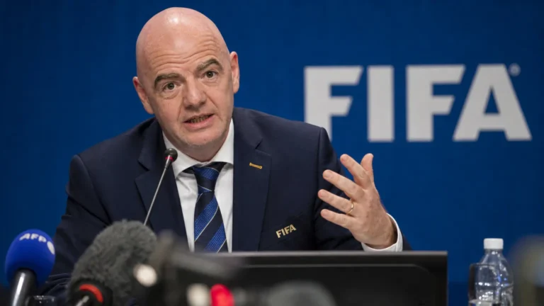 Gianni Infantino spreekt in een FIFA-persomgeving.