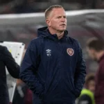 De technische zone van Hearts tijdens een wedstrijd in een Schots stadion.