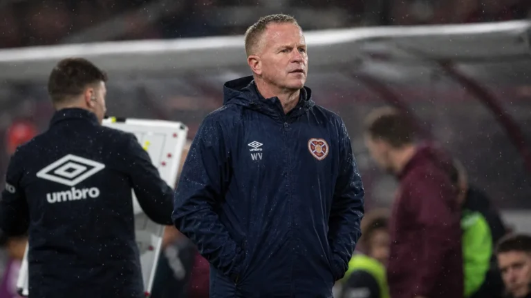 De technische zone van Hearts tijdens een wedstrijd in een Schots stadion.