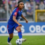 Filip Thorvaldsen in een blauw-rood tenue tijdens balcontrole op het veld.