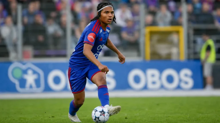Filip Thorvaldsen in een blauw-rood tenue tijdens balcontrole op het veld.