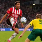 Noah Fernandez van PSV brengt de bal op tijdens een wedstrijdmoment.