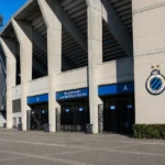 De buitenzijde van het Jan Breydelstadion met een discreet Club Brugge-clubanker.