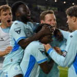 Spelers van Union vieren samen een doelpunt op het veld.