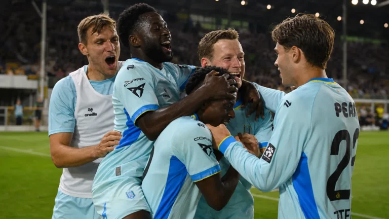Spelers van Union vieren samen een doelpunt op het veld.