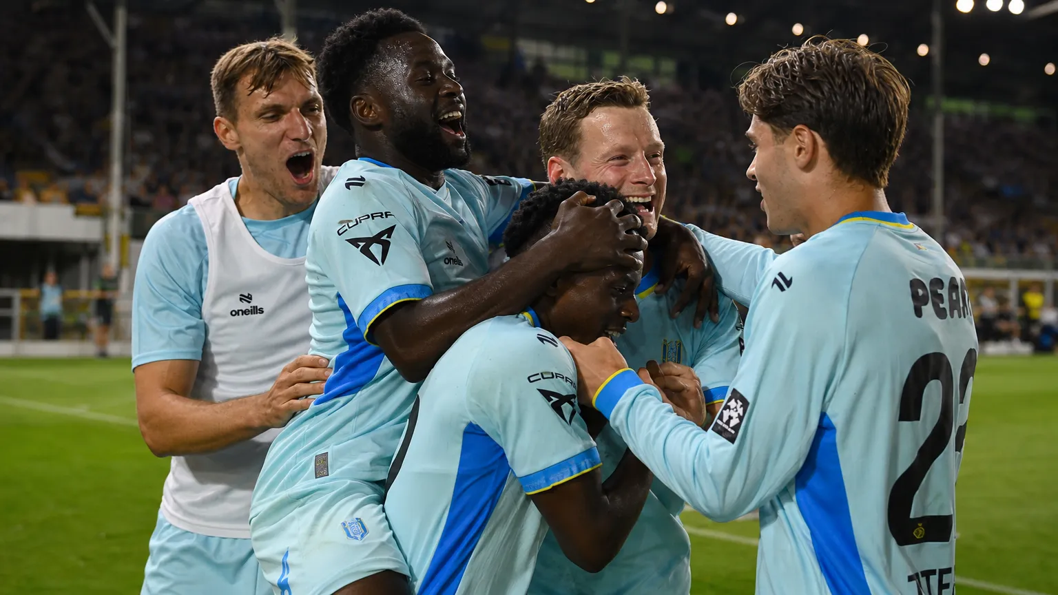 Spelers van Union vieren samen een doelpunt op het veld.