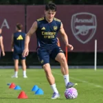 Arsenal-speler in clubkleding tijdens een trainingsmoment in Spanje.