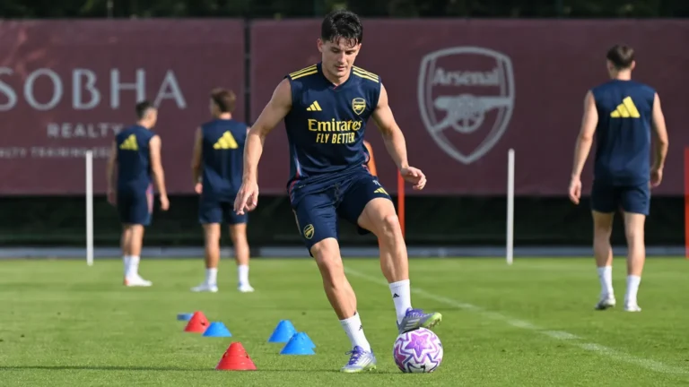 Arsenal-speler in clubkleding tijdens een trainingsmoment in Spanje.