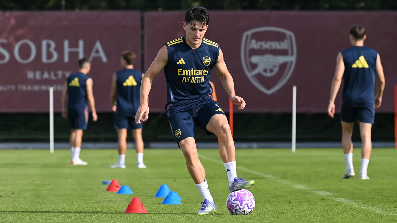 Arsenal-speler in clubkleding tijdens een trainingsmoment in Spanje.