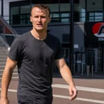 Peer Koopmeiners in neutrale kleding buiten het AFAS Stadion.