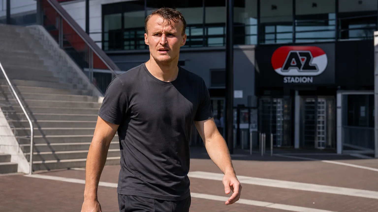 Peer Koopmeiners in neutrale kleding buiten het AFAS Stadion.