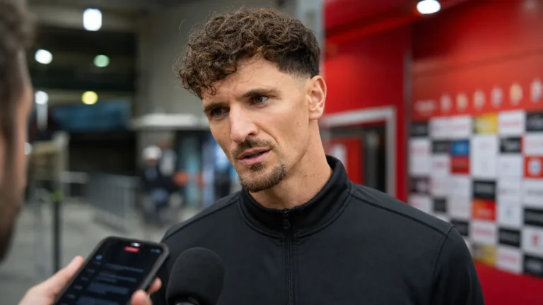 Thomas Meunier spreekt met een journalist in de mixed zone van een stadion.