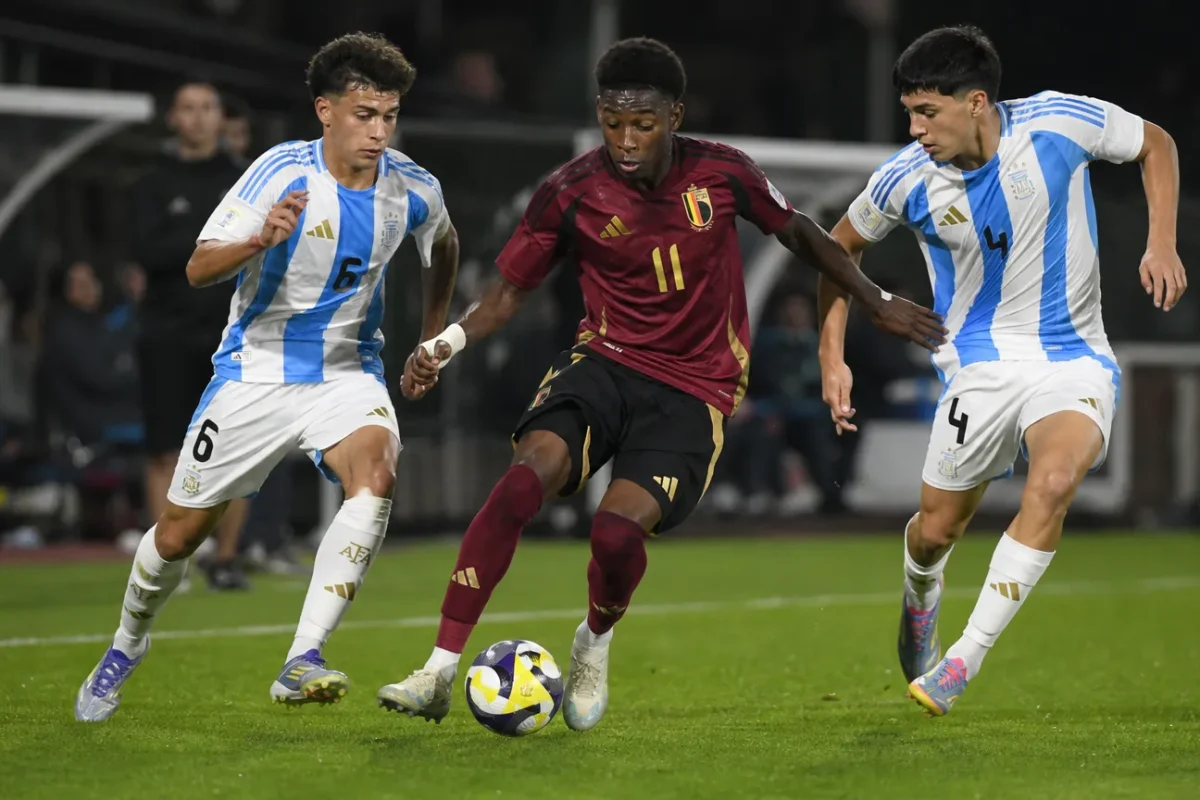 Jesse Bisiwu in actie in het Belgische jeugdtenue tijdens een voetbalwedstrijd.