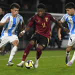 Jesse Bisiwu in actie in het Belgische jeugdtenue tijdens een voetbalwedstrijd.