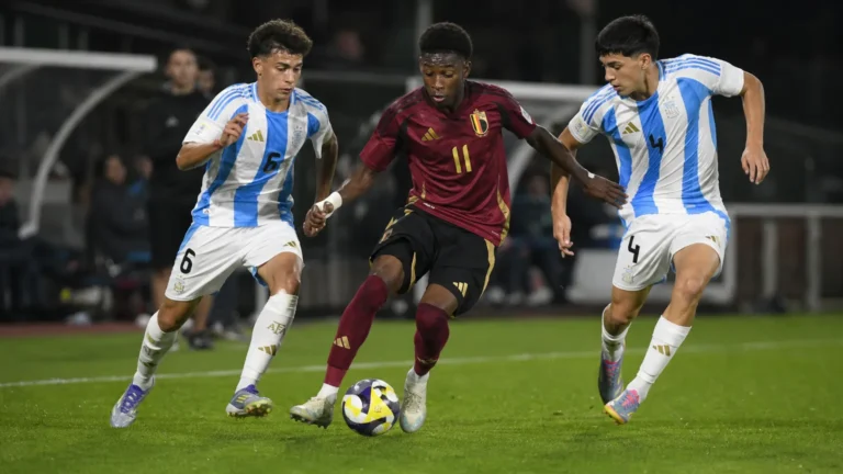 Jesse Bisiwu in actie in het Belgische jeugdtenue tijdens een voetbalwedstrijd.