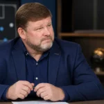 Hein Vanhaezebrouck in een rustige professionele voetbalomgeving.