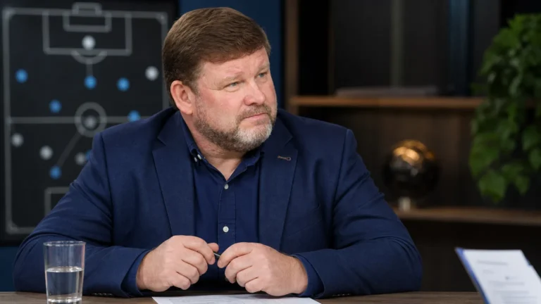 Hein Vanhaezebrouck in een rustige professionele voetbalomgeving.