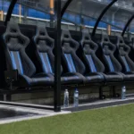 Lege zitplaatsen in de dug-out van Club Brugge aan de rand van het veld.