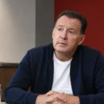 Marc Wilmots tijdens een interview in een kantoorruimte van Standard.