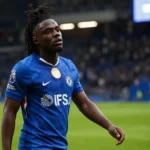 Romeo Lavia staat uitgeput op het veld na een oefenwedstrijd van Chelsea.