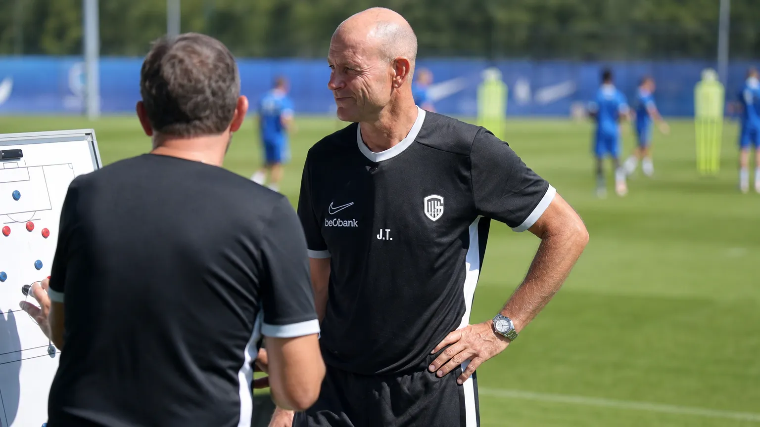 KRC Genk-context op het trainingsveld tijdens de voorbereiding.