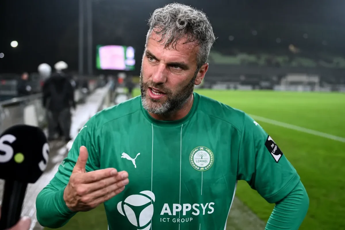 Ralf Seuntjens in groen voetbalshirt tijdens een gesprek naast het veld.