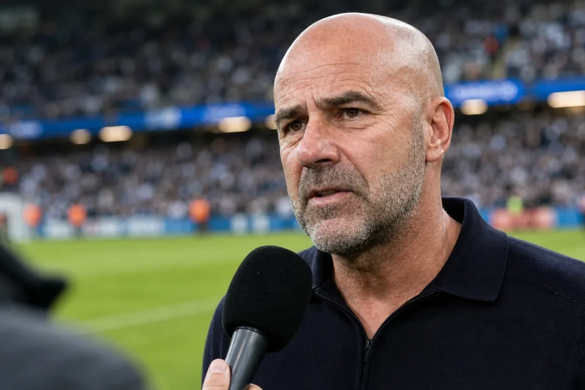 Peter Bosz geeft na de wedstrijd een interview naast het veld.