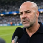 Peter Bosz geeft na de wedstrijd een interview naast het veld.