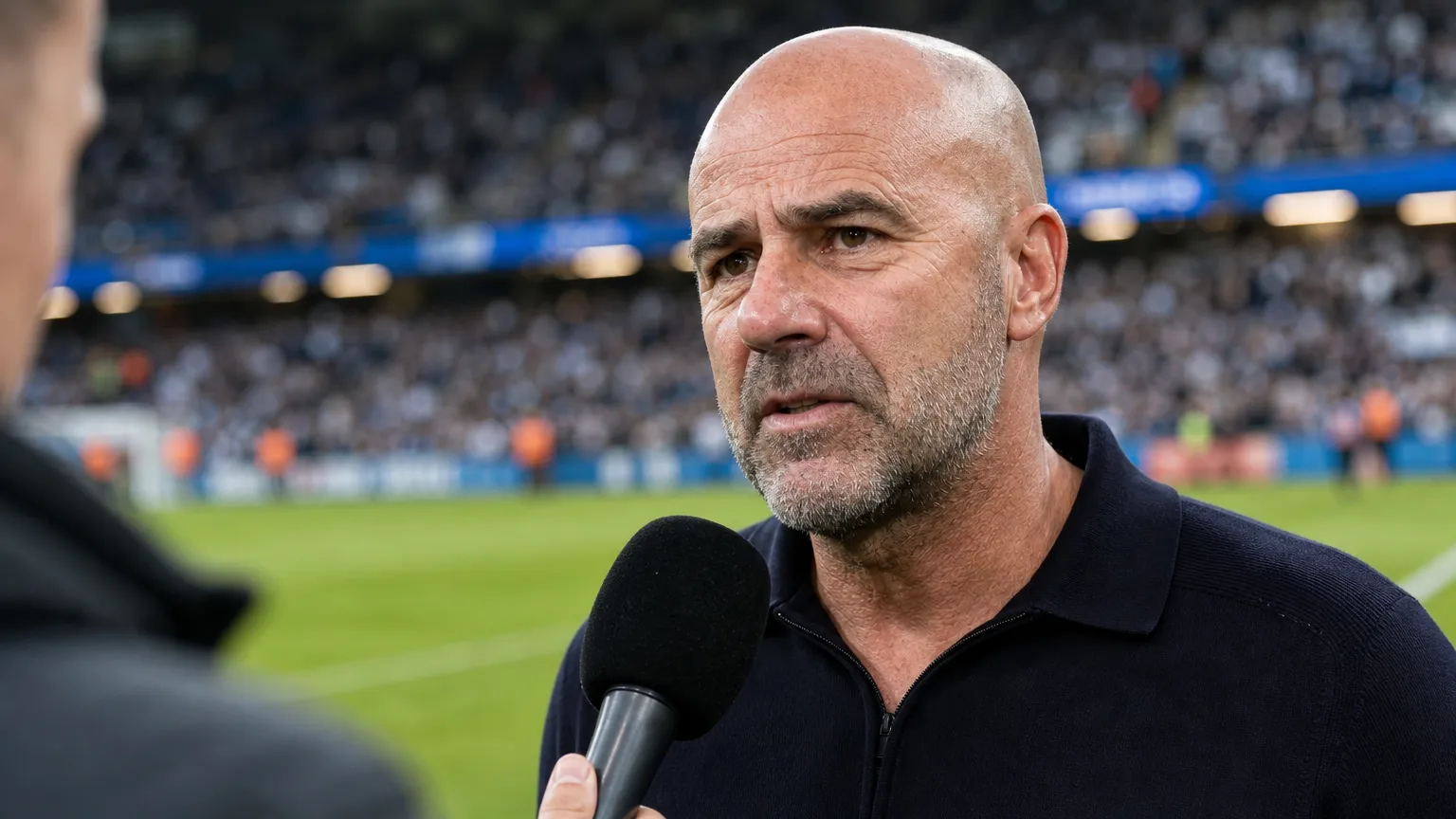 Peter Bosz geeft na de wedstrijd een interview naast het veld.