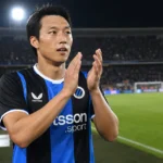 Hanbeom Lee applaudisseert in het shirt van Club Brugge aan de rand van het veld.