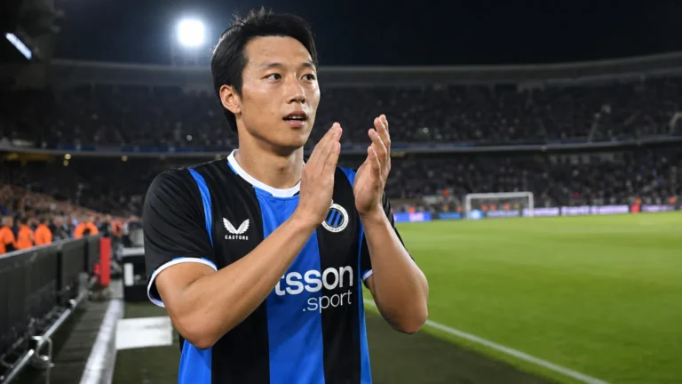 Hanbeom Lee applaudisseert in het shirt van Club Brugge aan de rand van het veld.