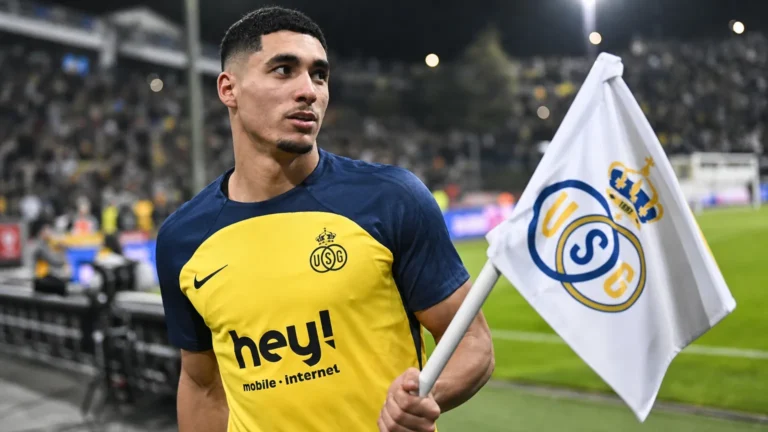 Anan Khalaili staat in Union-tenue langs de zijlijn van een voetbalveld.