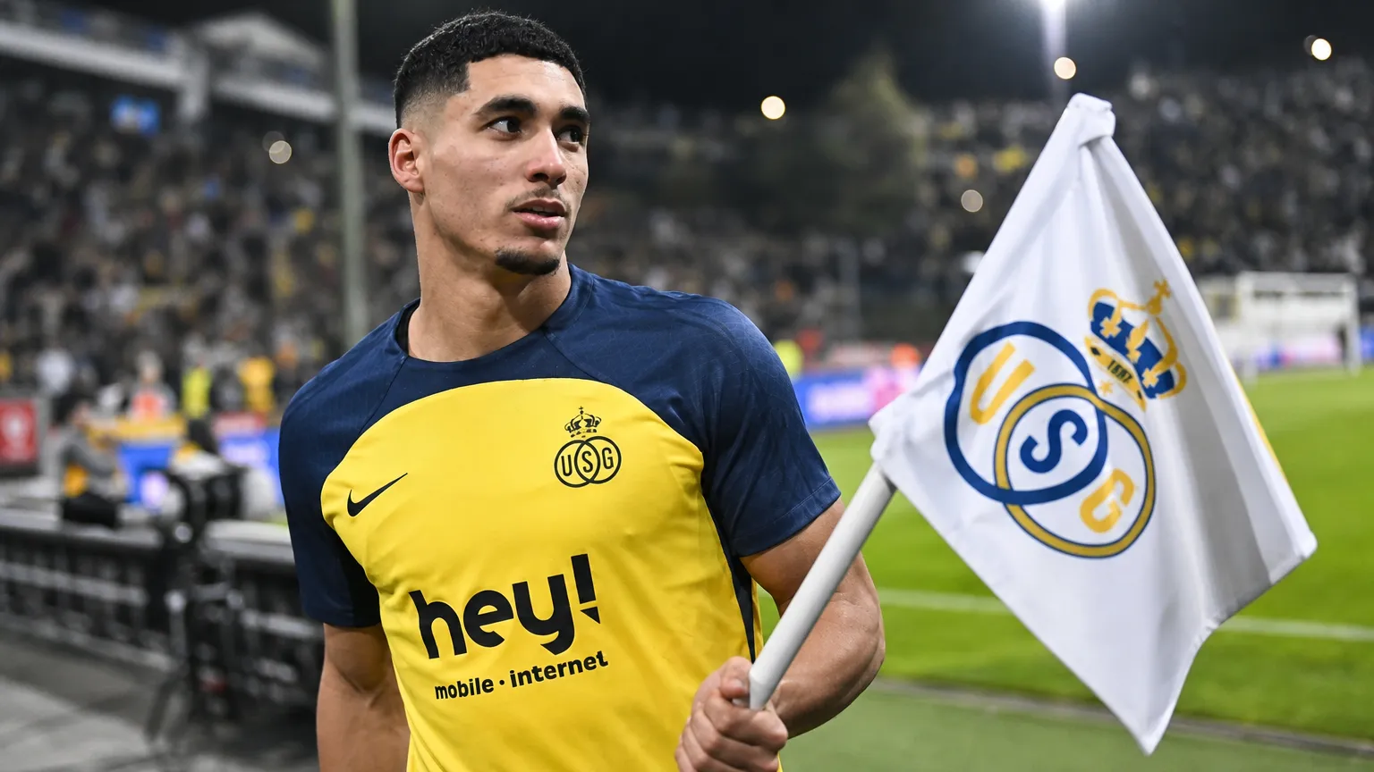 Anan Khalaili staat in Union-tenue langs de zijlijn van een voetbalveld.