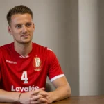 Dimitri Lavalée tijdens een interview in rode clubkleding.